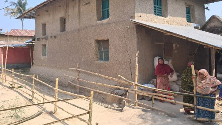 এক মাস ধরে অবরুদ্ধ থাকার অভিযোগ